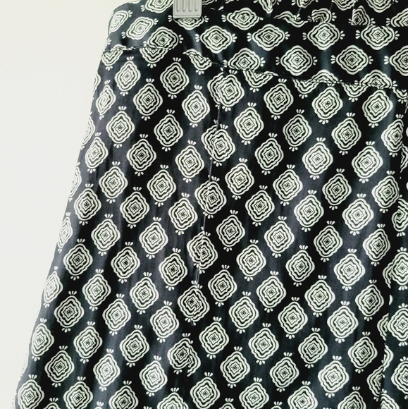 Anthropologie black and white capri with asymmetrical pattern - Picture 2 of 7